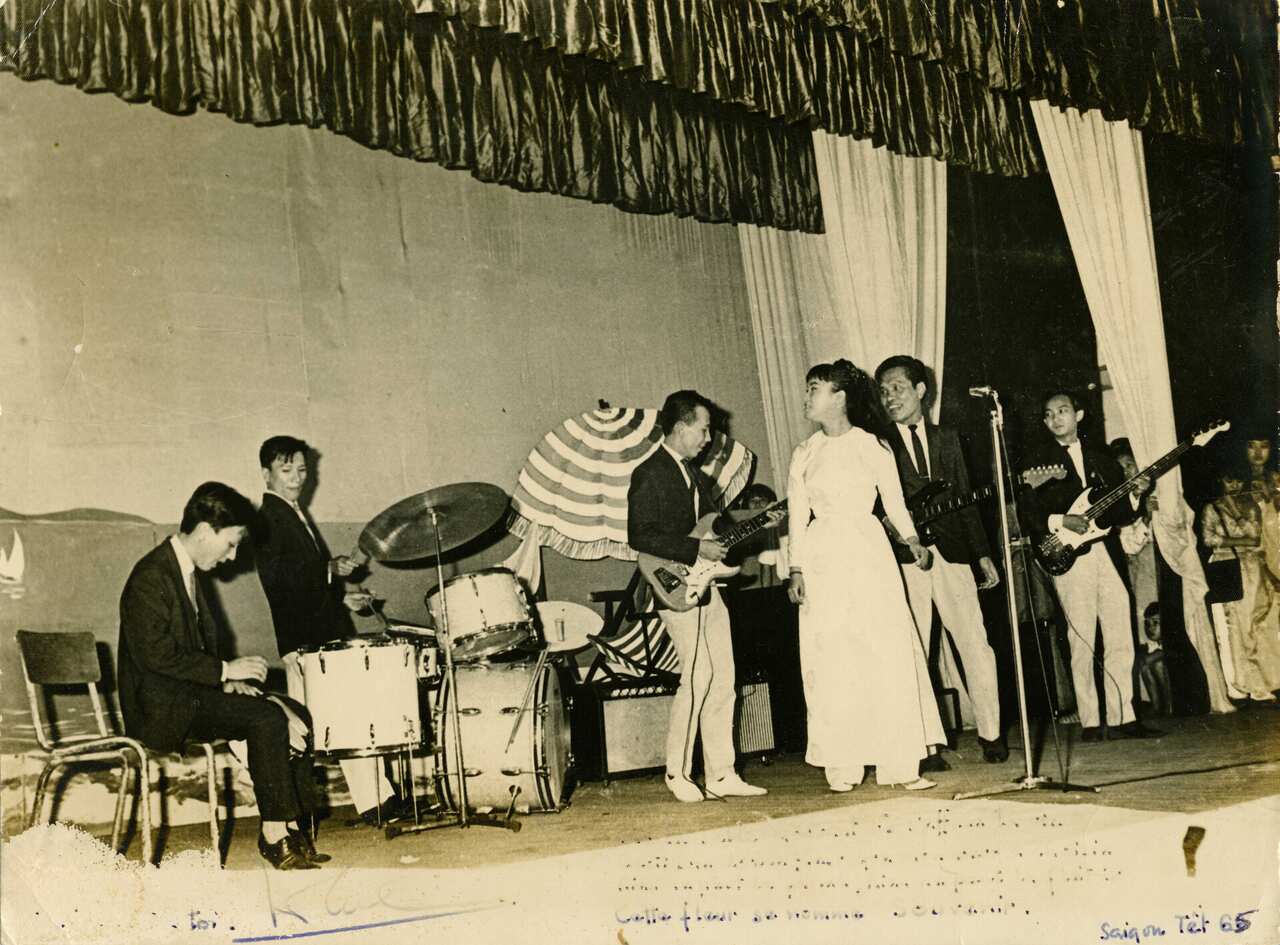 Phương Tâm trình diễn với ban nhạc Khánh Băng trong đại nhạc hội Hoa Hậu Việt Nam, 1965.