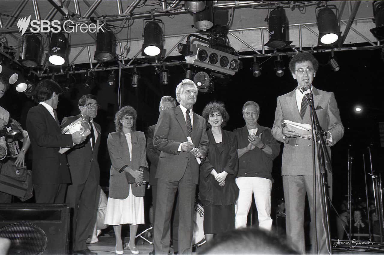 Δεξιά, ο πρόεδρος της Ελληνικής Ορθόδοξης Κοινότητας Μελβούρνης και Βικτωρίας, Σάββας Παπασάββας, "εμπνευστής του Φεστιβάλ". Στο κέντρο, ο Μπομπ Χωκ.