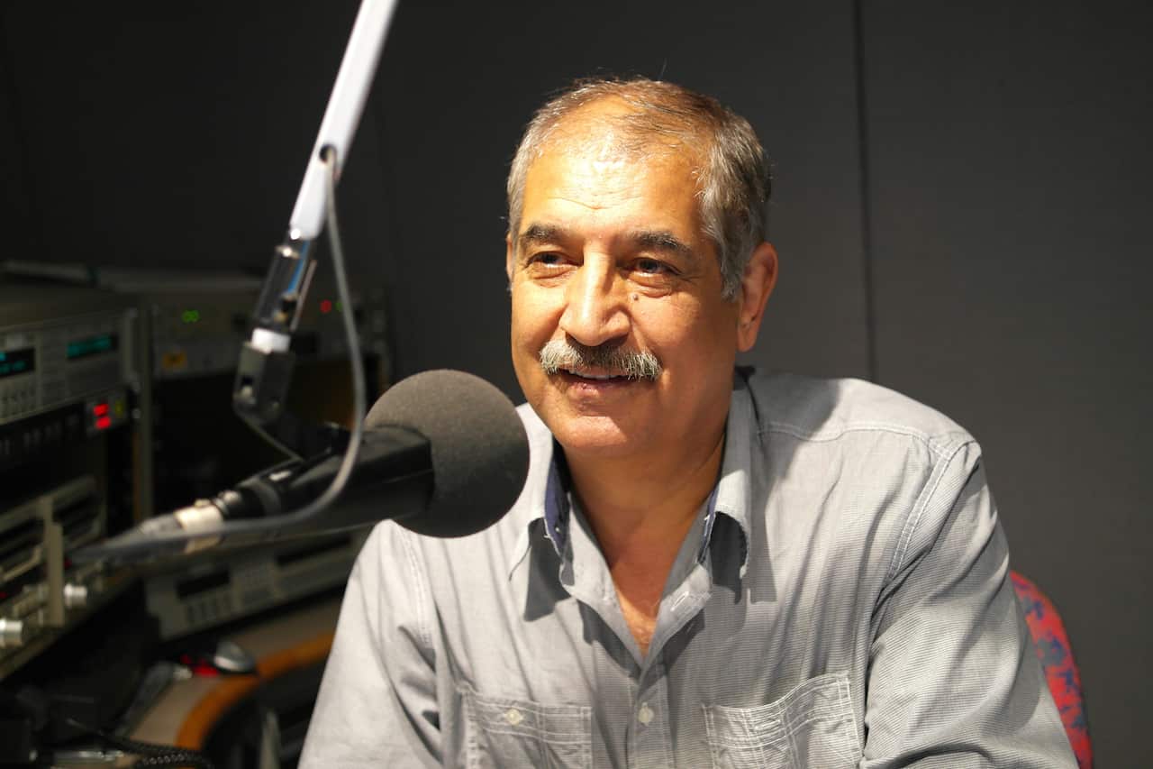 صاحب شکیب از سال ۱۹۹۳ بدین‌سو برنامه دری رادیو اس‌بی‌اس را پیش برده است.