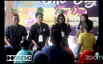 Members of Mager Salatiga entertaining children. 