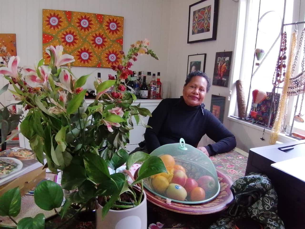 Three house, salome swan