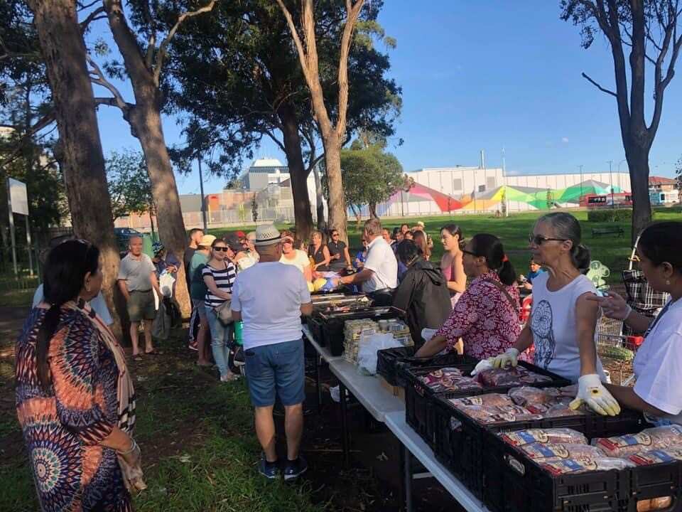 Mga partners at donors namimigay ng libreng pagkain sa Alpha Park sa Blacktown City 