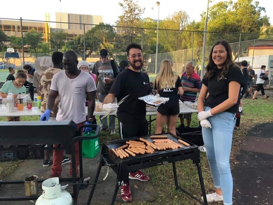 Mga volunteers nagluluto ng libreng ipamimigay sa mga nangangailangan