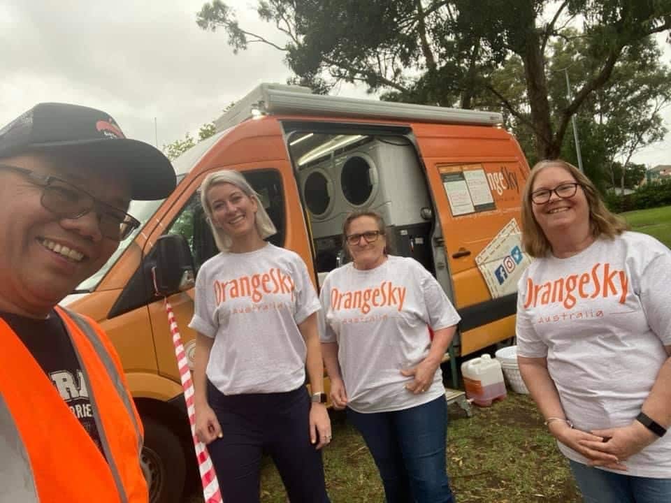 Volunteers namimigay ng libreng laba at paligo sa Alpha Park sa Blacktown City 