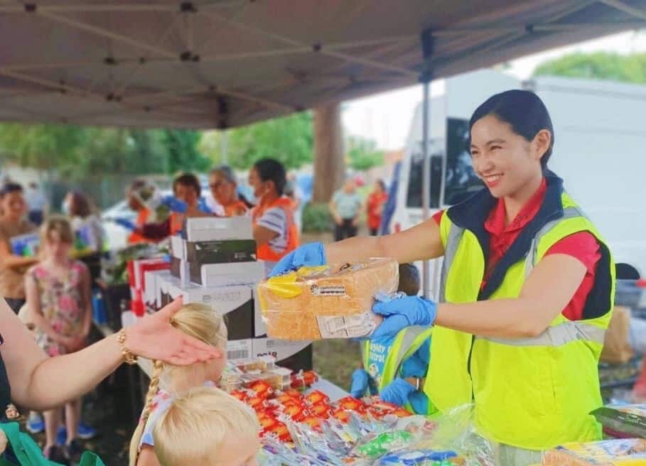 Alpha Park Connect volunteer masayang namigay ng pagkain