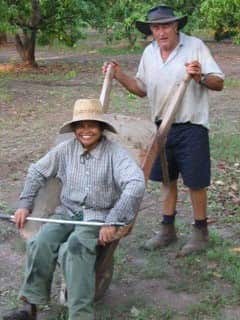 ภาพที่คุณตู่บอกว่า เป็นภาพประวัติศาสตร์ ที่เธอและคู่ครอง คือคุณเอียน ควิน เริ่มการทำสวนมะม่วง เมื่อย้ายมาอยู่ในออสเตรเลียใหม่ๆ 