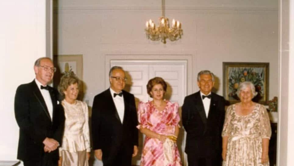 Στιγμιότυπο από την επίσκεψη του Χρήσοτυ Σαρτζετάκη στην Αυστραλία. Διακρίνεται και ο τόιτε πρωθυπουργός της Αυστραλίας Μπομπ Χωκ.