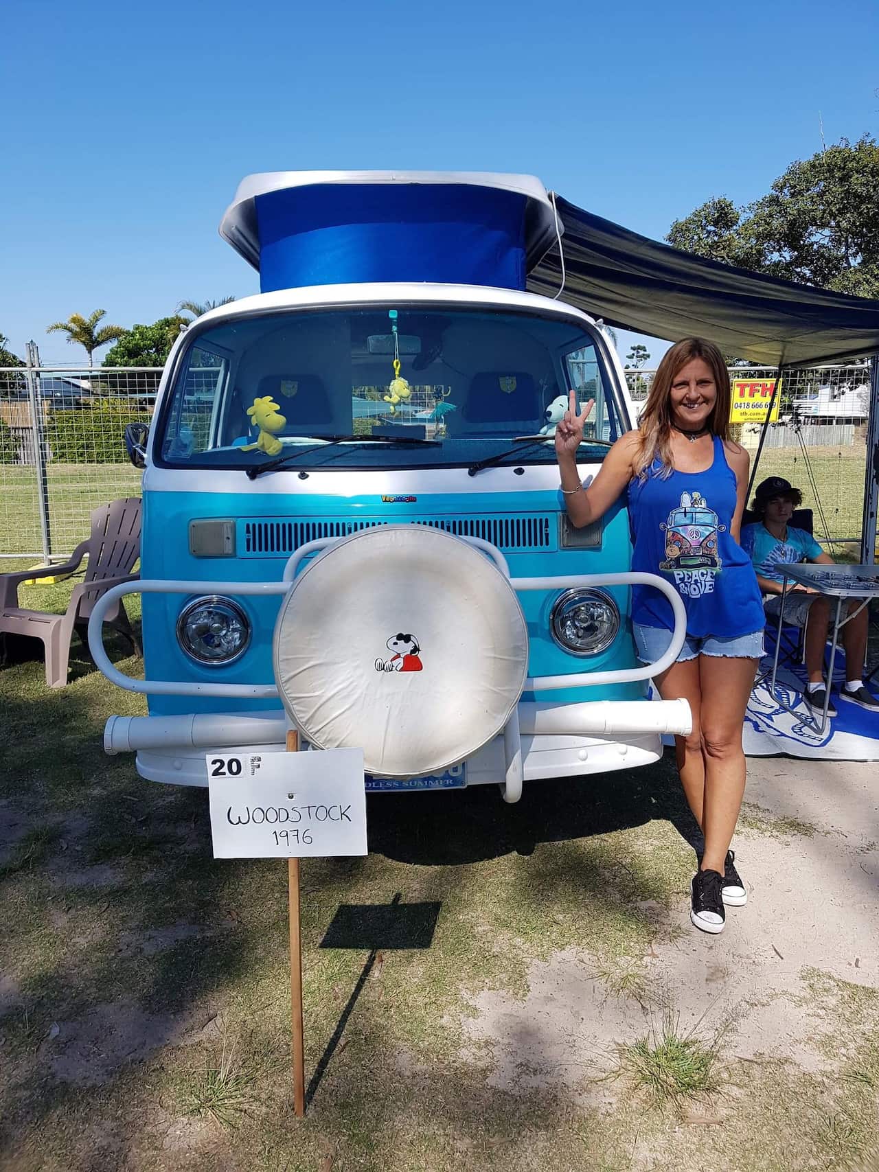 Sasa Mendoza con su Kombi "Woodstock"