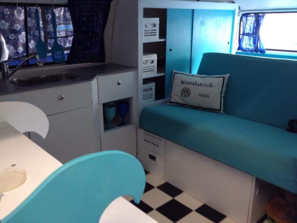 Interior de la Kombi "Woodstock" de Sasa Mendoza