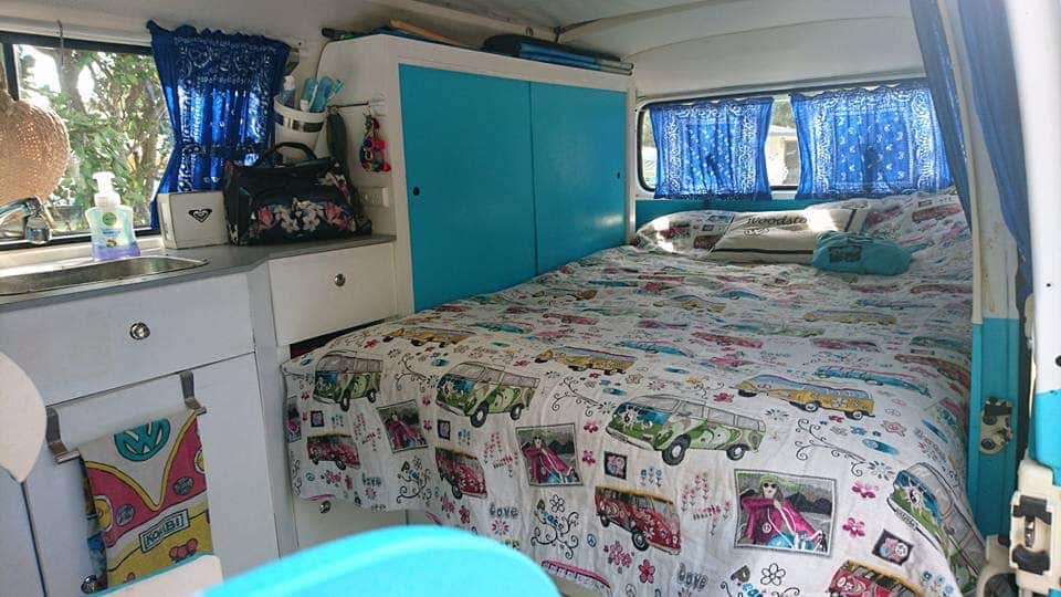 Interior de la Kombi "Woodstock" de Sasa Mendoza