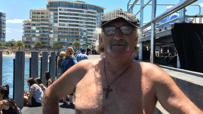 O κ. Βασίλειος βουτάει για να πιάσει τον σταυρό τα τελευταία 30 χρόνια