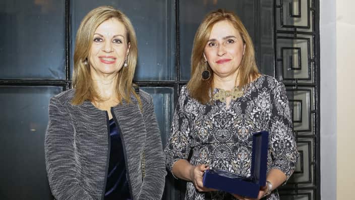 Η δασκάλα Βασιλική Μπασίνα με την Υφυπουργό Παιδείας, Έρευνας & Θρησκευμάτων κ. Μερόπη Τζούφη. Η εκδήλωση πραγματοποιήθηκε στην πρεσβεία της Ελλάδας στο Βουκουρέστι για να εορταστούν τα 10 χρόνια λειτουργίας του Ελληνικού Σχολείου 