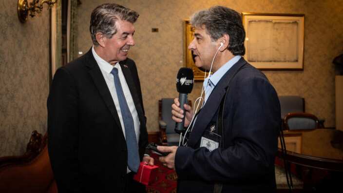 Ο πολιτειακός υπουργός Πολυπολιτισμού, Ray Williams, με τον επικεφαλής του Ελληνικού Προγράμματος, Θέμη Καλλό