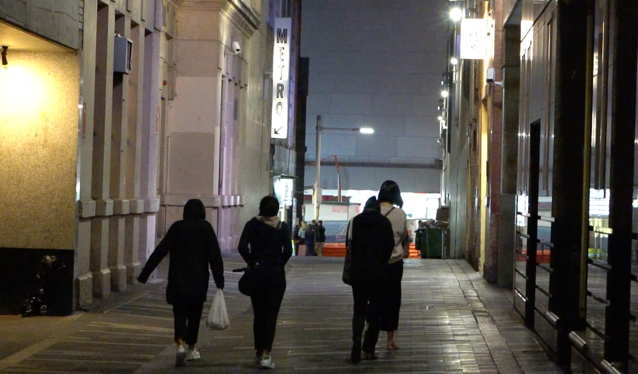 Mujeres caminando cerca de la estación Town Hall