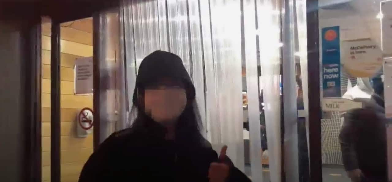 Nhóm vloggers đang đùa giỡn tại Mc Donalds