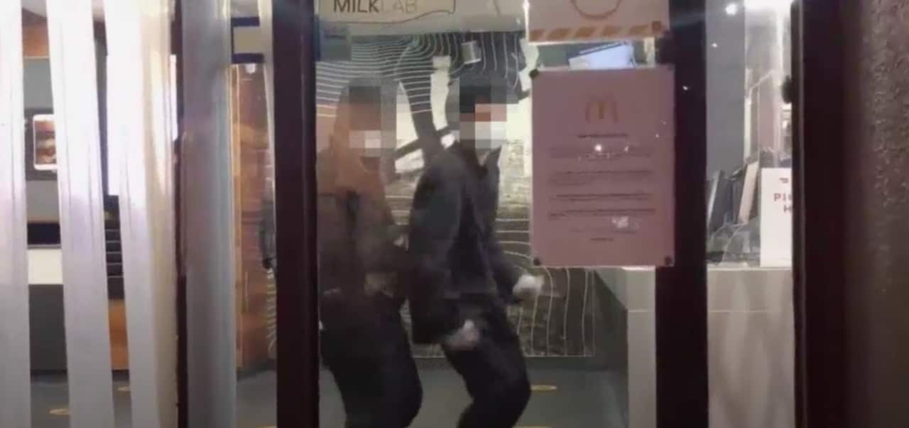 Hai sinh viên trong nhóm đang đùa giỡn tại Mc Donalds