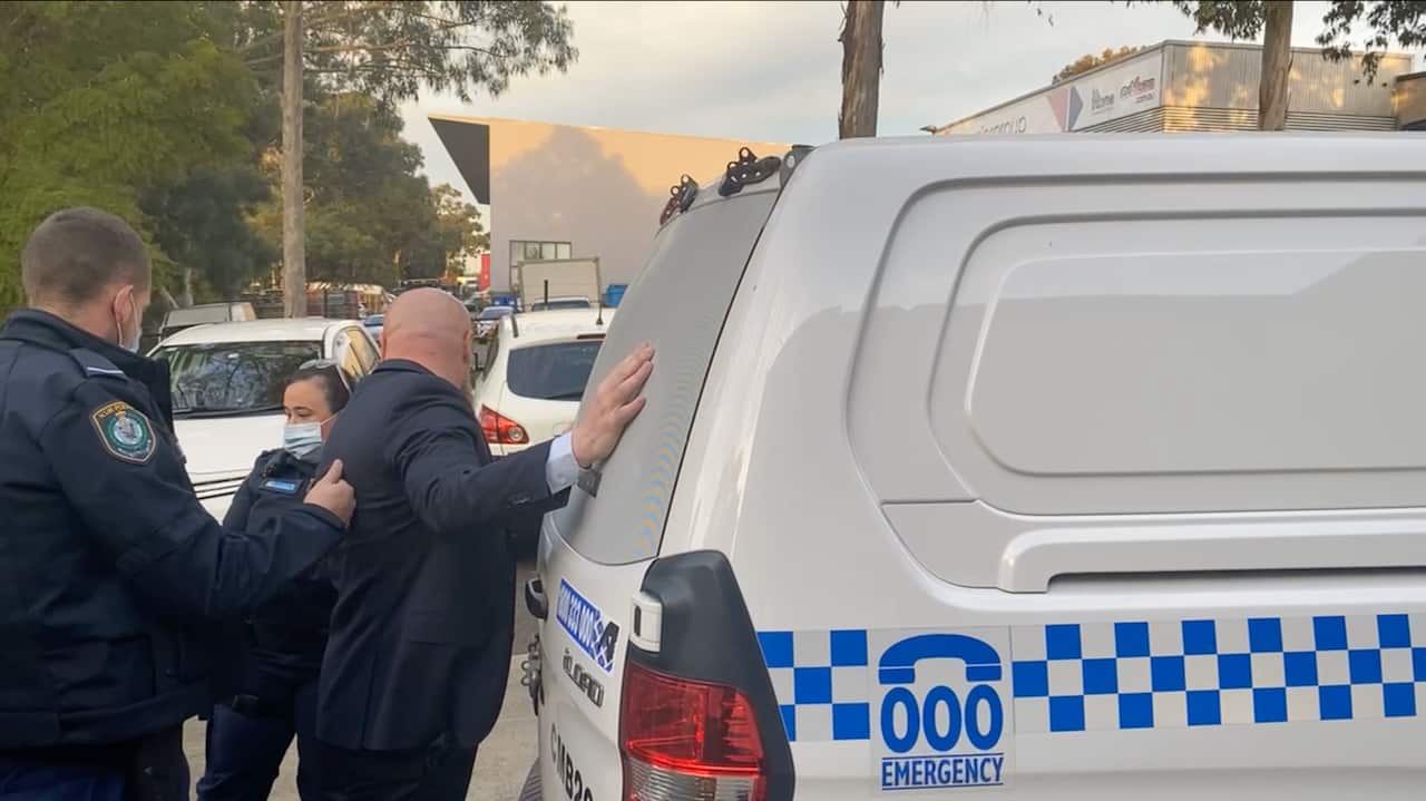 انتهت المشادة بإيقاف الشرطة لرامي يغمور وأخذه إلى مركز شرطة Granville بغرب سيدني.