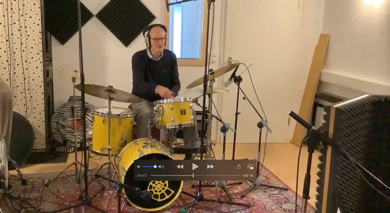 Schlagzeuger Jochen Welle bei den Aufnahmen im Studio