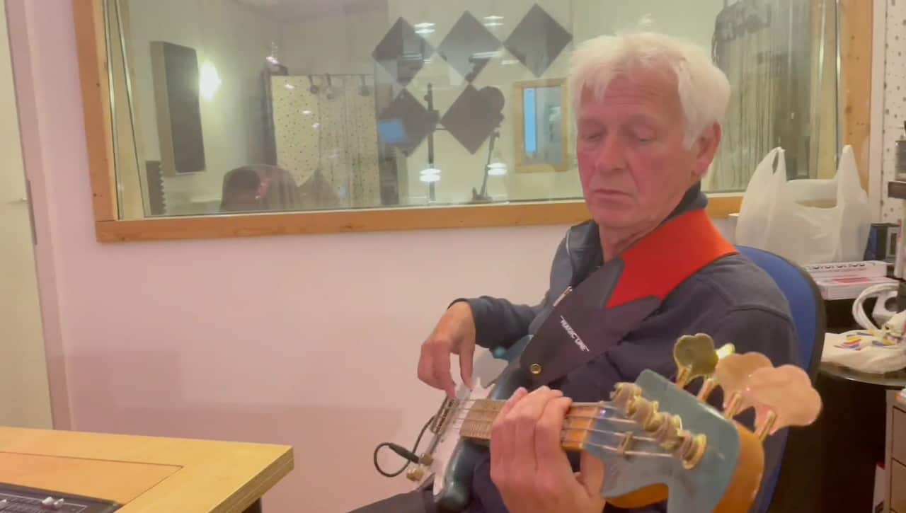 Winni spielt auch Bass