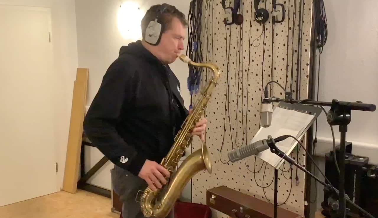 Saxophonist Ansgar Elsner bei den Aufnahmen im Studio