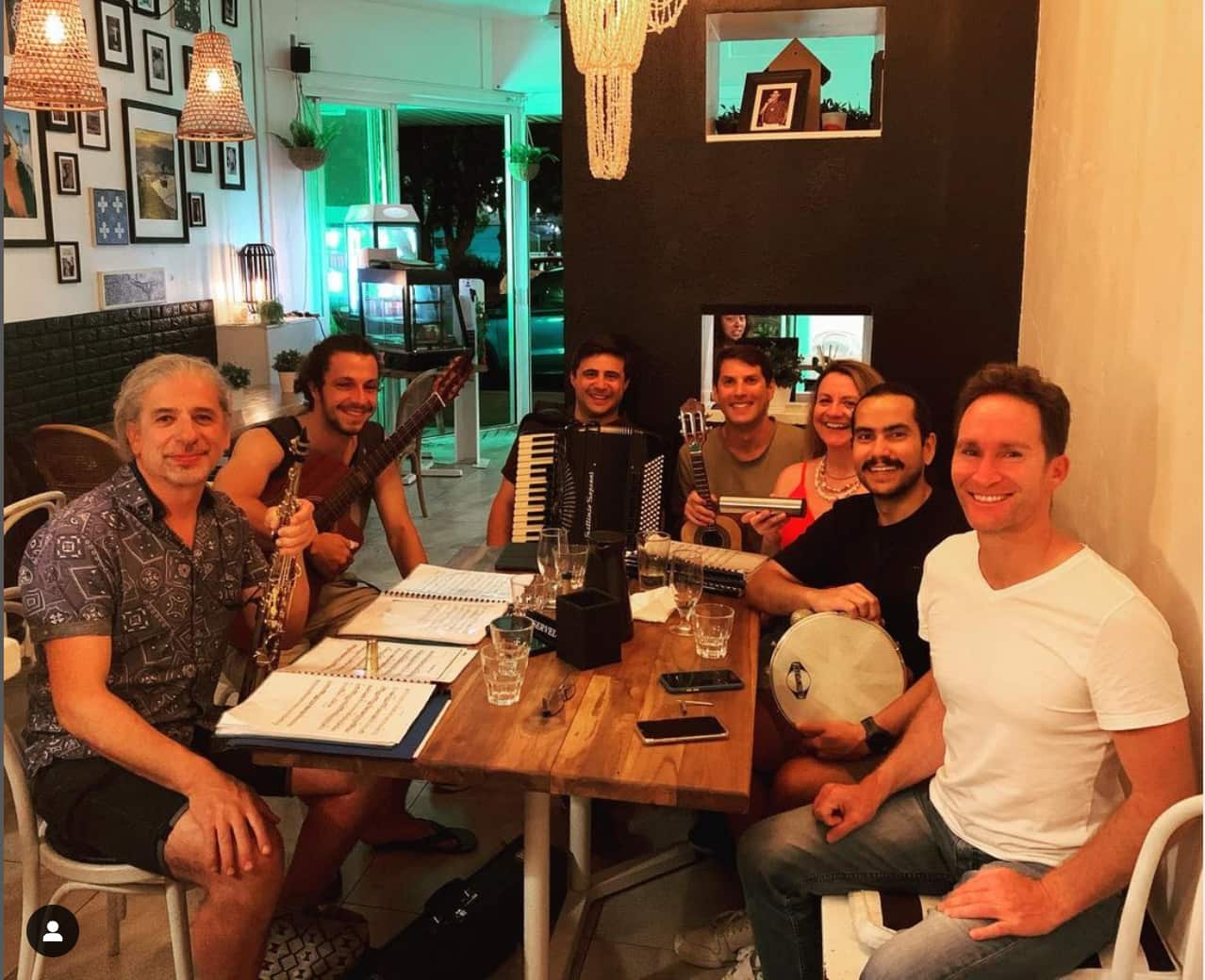 Alguns dos membros do Sydney Choro Club, num dos seus habituais encontros 