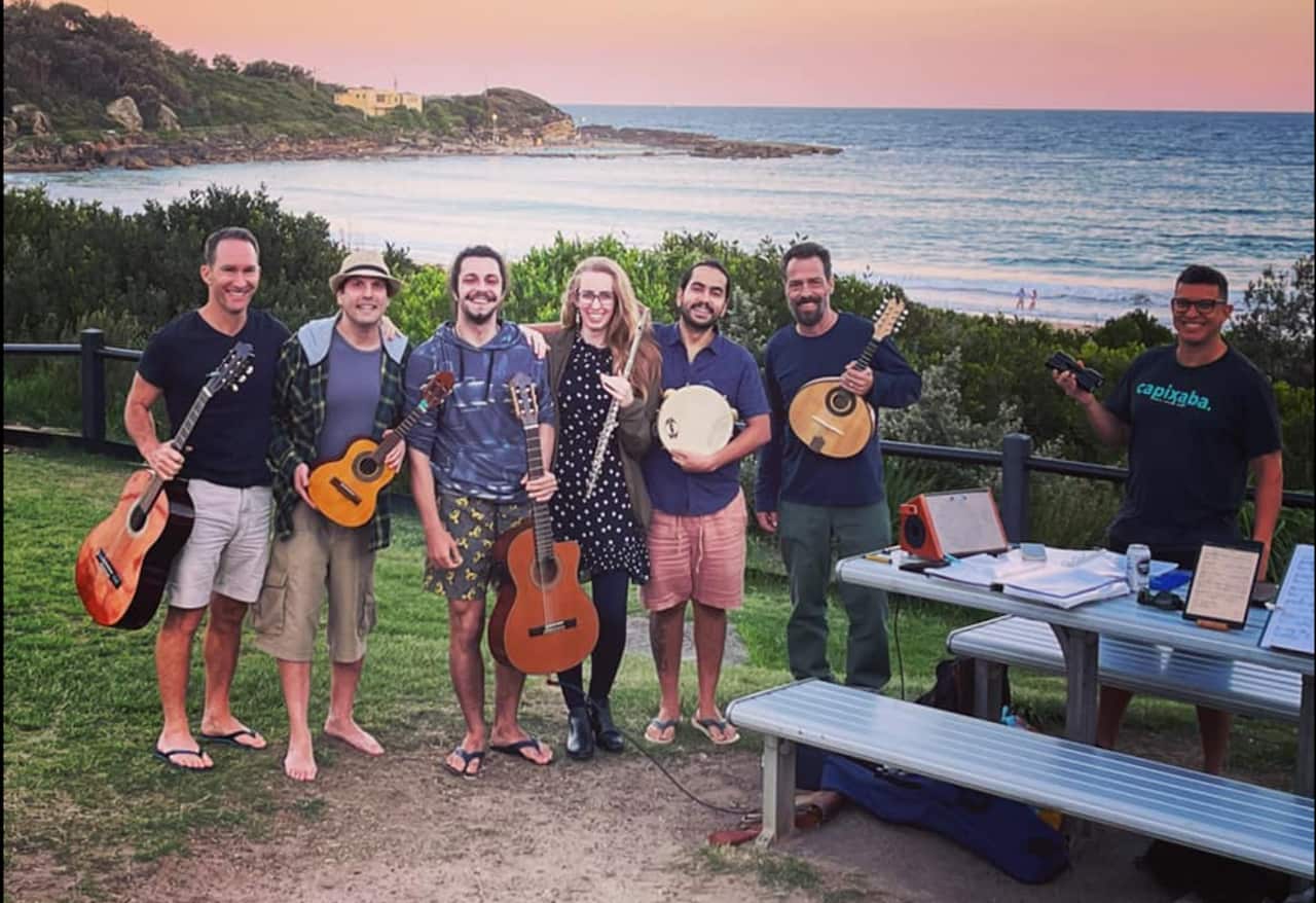 Quando não dá para encontrar indoor, Douglas Aguiar (segundo à esquerda) reúne o Sydney Choro Club outdoor