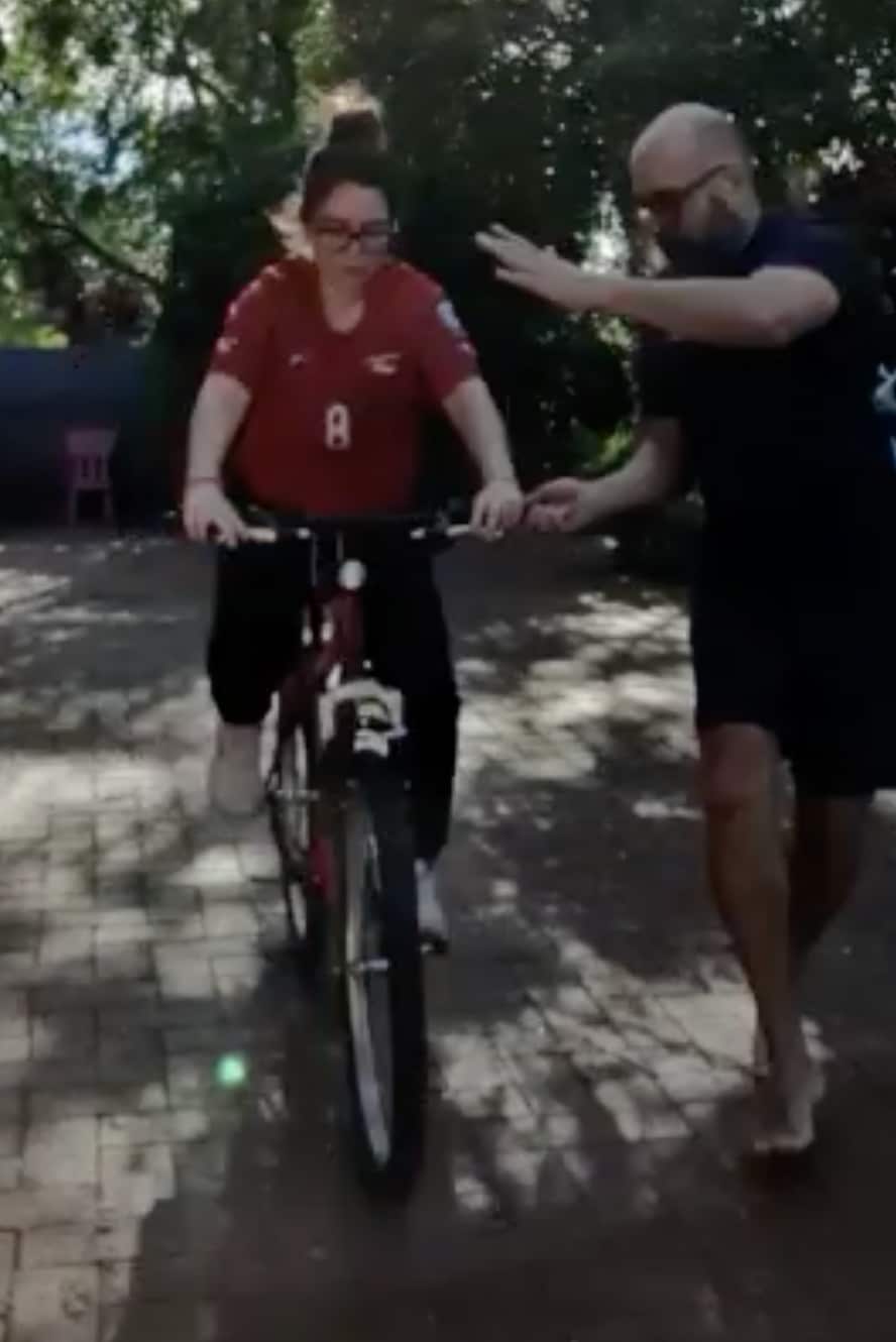 Raul taught Isadora how to ride a bike.