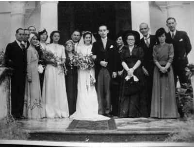 Macau, 15 de Setembro de 1945: família Nolasco à esquerda, família Ribeiro à direita. Maria Fernanda e Fernando são os noivos ao centro