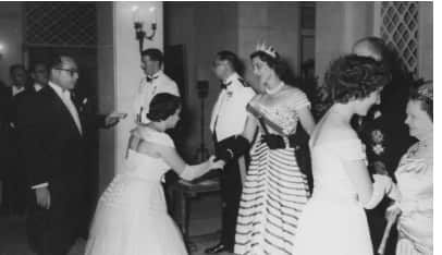 Hong Kong, 1952: Maria Fernanda cumprimenta Sua Alteza Real Princesa Marina,Duquesa de Kent, na Casa do Governo de Hong Kong