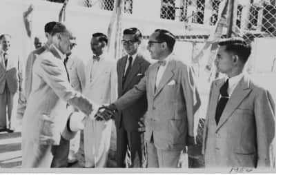 Hong Kong, 1954:Inauguração da Escola Camões (Fernando chegou a dar aulas de português), a escola da comunidade portuguesa de Kowloon. Fernando cumprimenta o Governador inglês, Sir Alexander Grantham