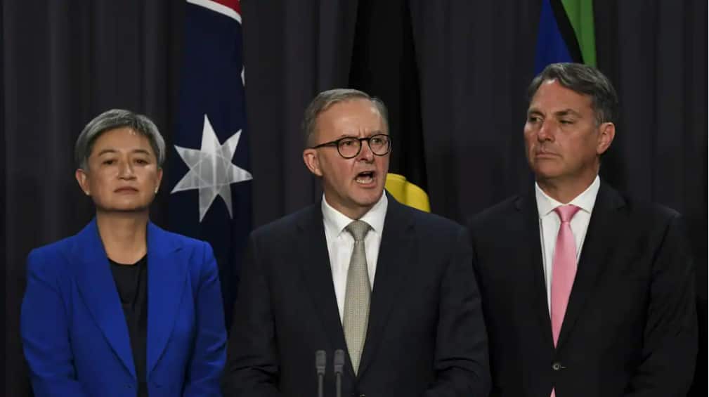 Prime Minister Anthony Albanese (centre) is closing in on a majority government.