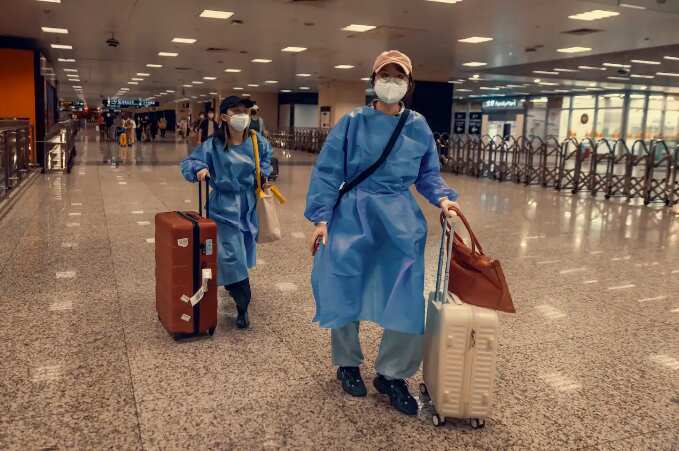 People with their luggage arrive at Hongqiao railway station, amid the ongoing COVID-19 lockdown in Shanghai, China, 29 May 2022.