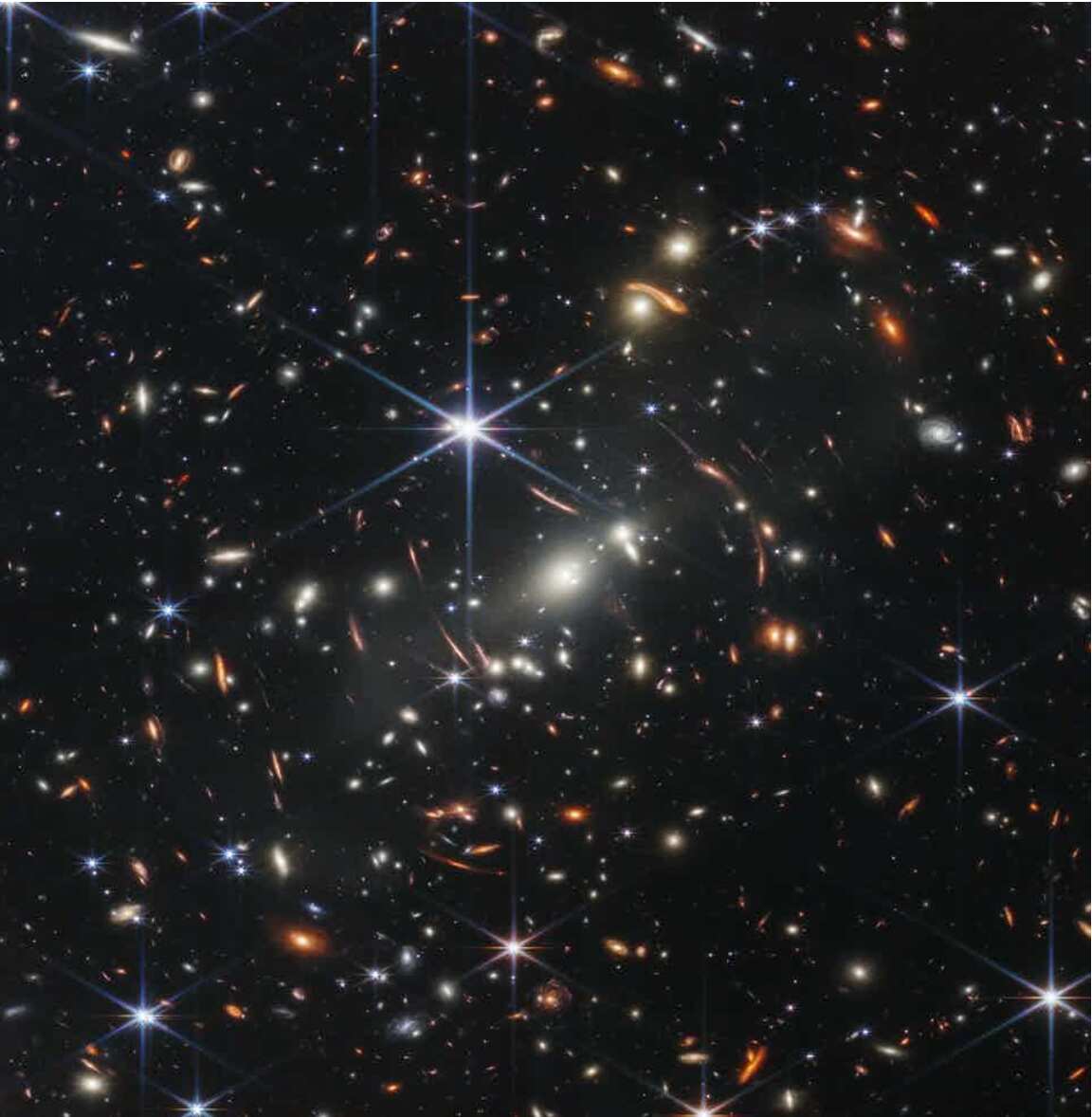 Esta imagem fornecida pela NASA na segunda-feira, 11 de julho de 2022, mostra o aglomerado de galáxias SMACS 0723, capturado pelo Telescópio Espacial James Webb.