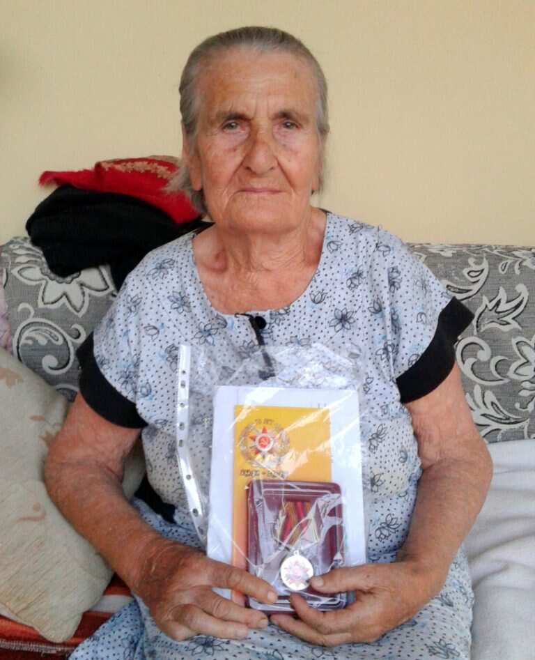 H Χαριτίνη (Ντίνα) Μπελαούς, το γένος Ικιζίδου. 