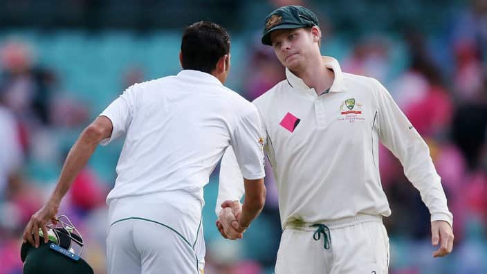 Australia's captain Steven Smith, right, congratulates Pakistan's Younis Khan at the end of the day's play after Khan made 136 not out during their cricket test match in Sydney, Australia, Thursday, Jan. 5, 2017