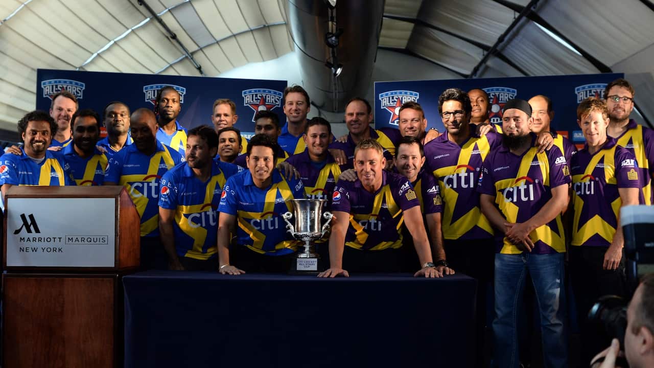 Retired Indian cricketer Sachin Tendulkar (C-L) and Australian Shane Warne (C-R) and their teammates pose with the trophy during a press conference in New York on November 5, 2015.
