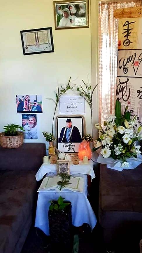 شهلاء شاكر تضع الزهور وصور ذكرى والدها في منزلها