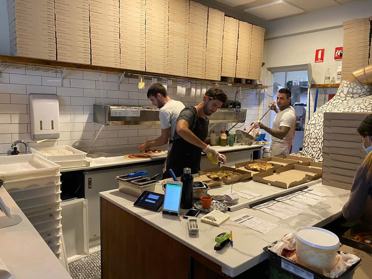 L'immagine di una pizzeria di Melbourne al lavoro nel periodo di lockdown