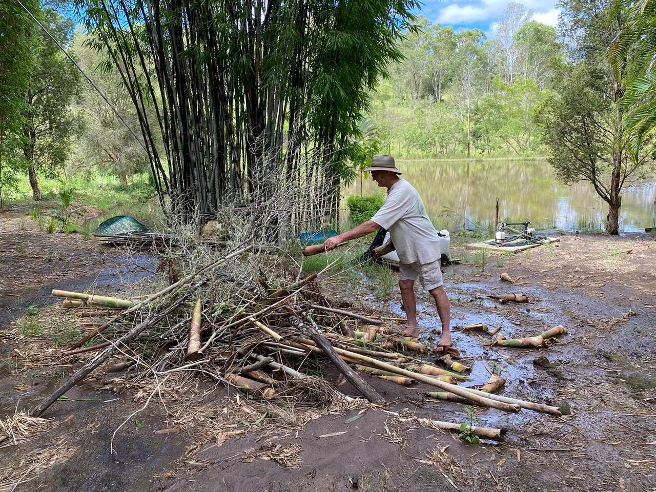 Simon清理農場內遭洪水冲毀的樹木。