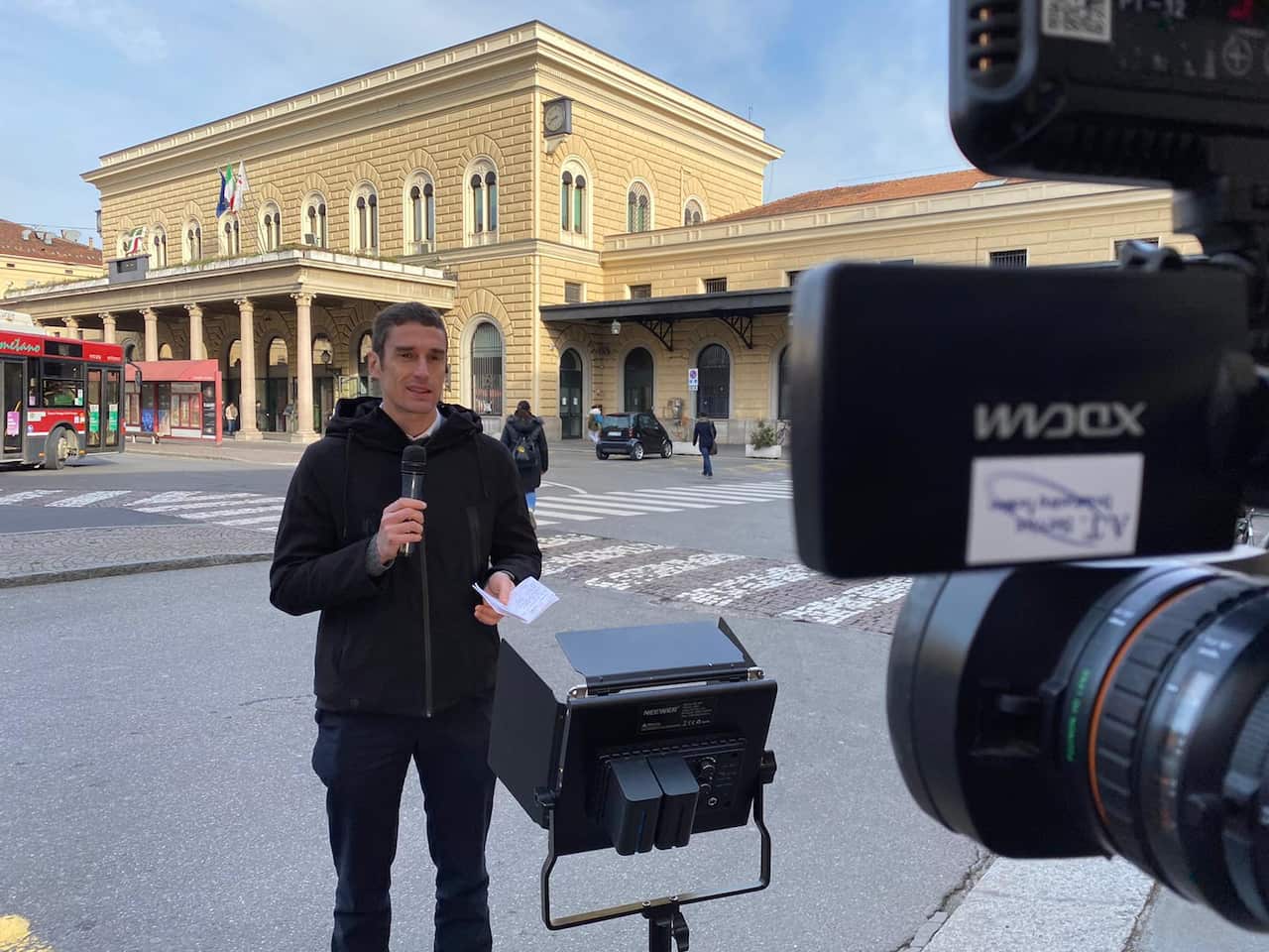 Simone Costa, inviato del Tg de La7, qui a Bologna
