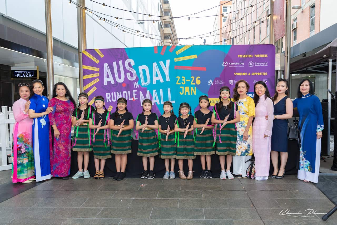 Các cô giáo và nhóm múa truyền thống của Trường Việt ngữ Cộng đồng Nam Úc trong Ngày Quôc Khánh Úc 26/1/2021