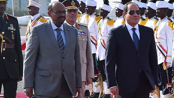 President Abdel Fattah al-Sisi (R) and Sudanese President Omar Al-Bashir 