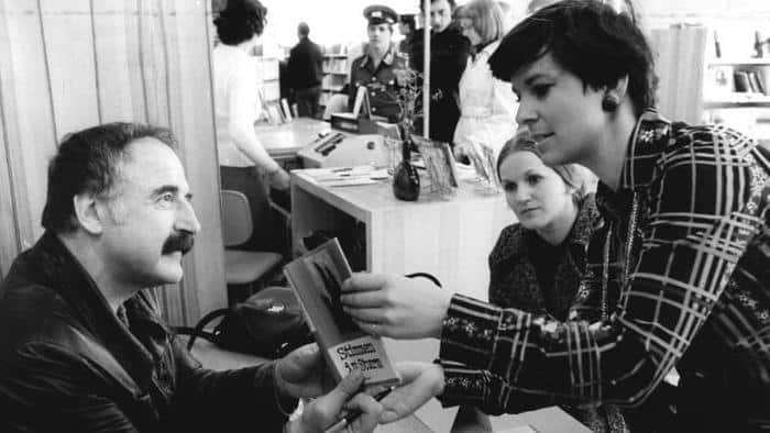 The German-Australian author Walter Kaufmann with fans of his literature in April 1977.