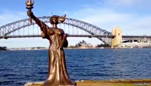On Thursday 4 June 2015, Chinese-born sculptor Chen Weiming exhibited the 3.2 metres high fiberglass statue of the Goddess of Democracy he built in a press conference held by the ‘Sydney Network for Democracy in China’ in Belmore Park. 