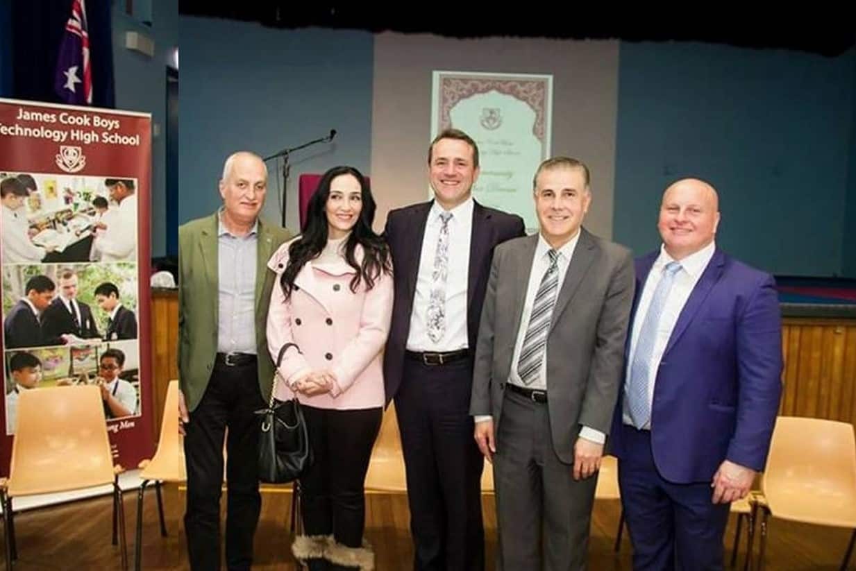 سامحب الله مع مجموعة من الزملاء