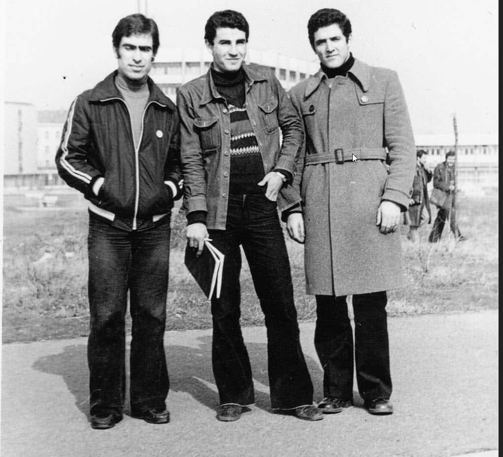 سام حب الله في المنتصف ايام الدراسة الجامعية