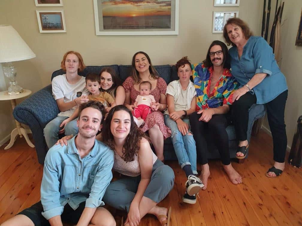 سميرة مع الأولاد والأحفاد