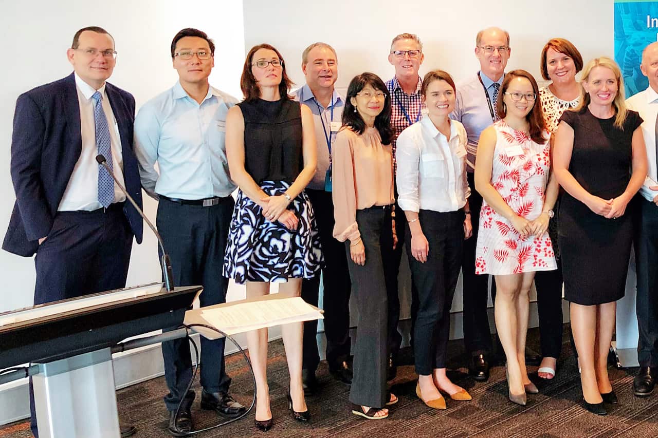 Joyce代表Study Cairns参加智库会议，与昆州创新与旅游发展部长Kate Jones（前排右一）等人合影。