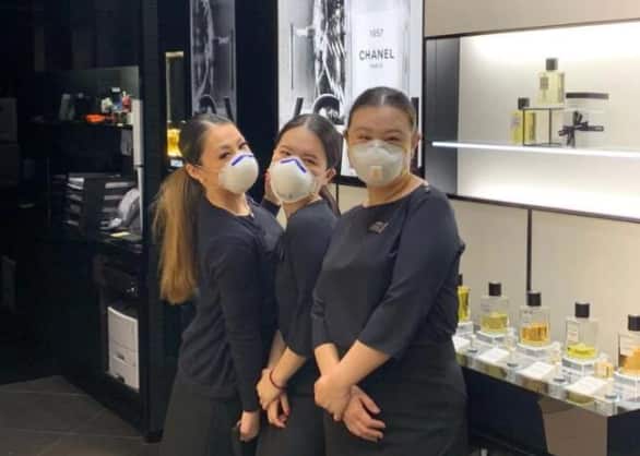 陈安莉（中）和前同事。