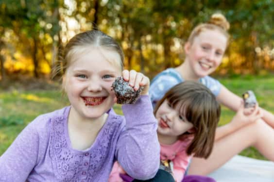 Children eating lamingtons